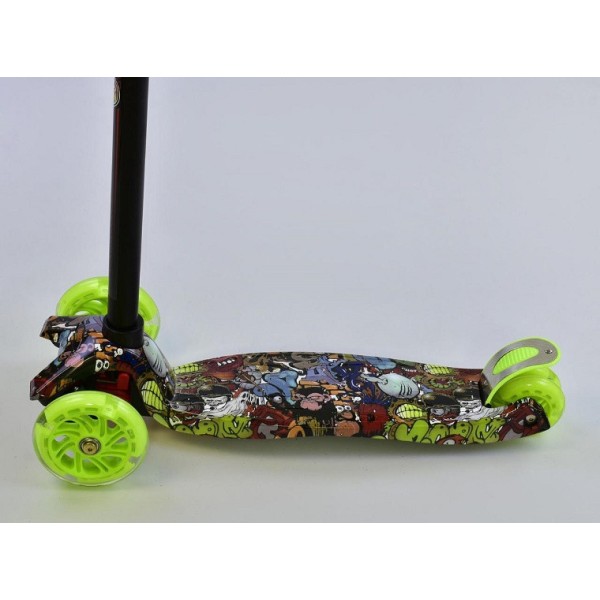 Самокат четырехколесный Scooter Maxi Print 1325 Салатовый. Колеса светятся